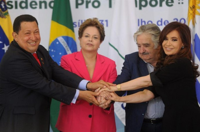 El presidente Hugo Chavez junto a los presidentes Dilma Roussef, José Mujica y Cristina Fernández, durante la cumbre extraordinaria del Mercosur en Brasilia. Foto: Efe/Fernando Bizerra Jr.