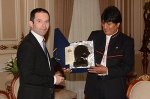 Evo Morales intercambia regalos con el ministro francés de Economía Social y Solidaria, Benoit Hamon 