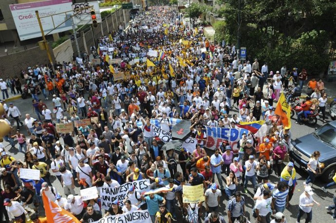 Manifestantes concentrados contra el Gobierno de Maduro en Caracas. Foto. Santi DONAIRE (Efe)