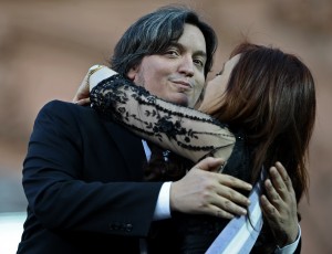 La presidenta de Argentina, abrazada a su hijo durante el luto