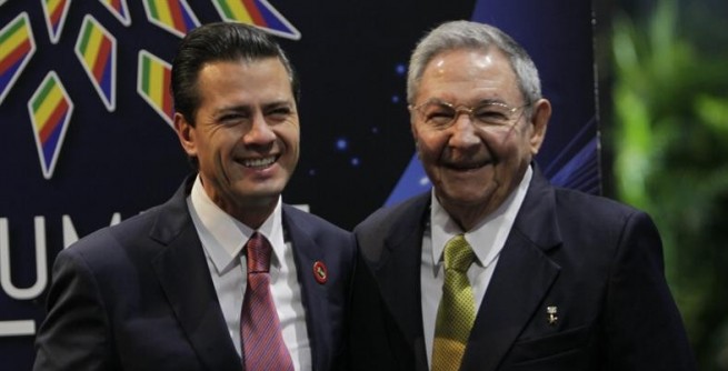 Peña Nieto y Raúl Castro durante una cumbre de la Celac