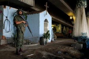 Militares de las Fuerzas Armadas brasileñas hacen guardia en la colonia de pescadores del complejo de favelas de Maré en Rio de Janeiro