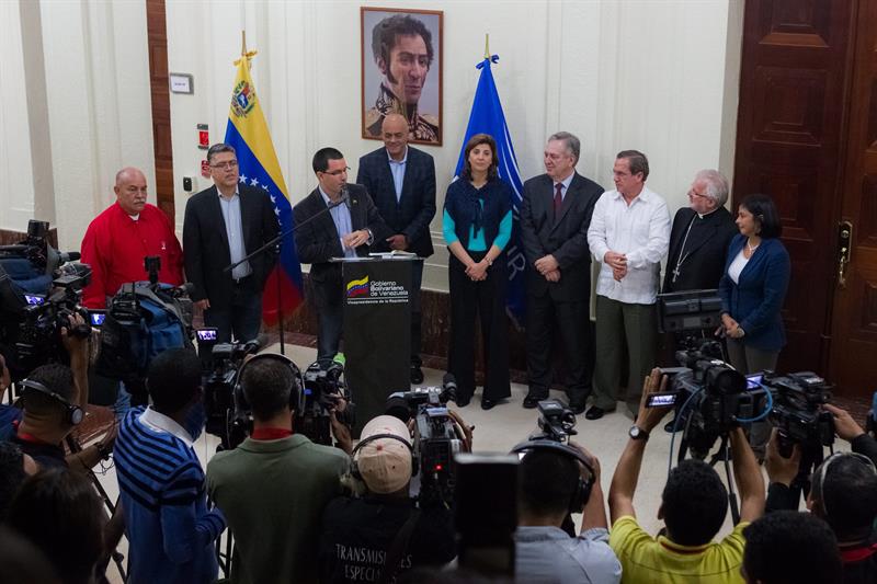  El vicepresidente de Venezuela, Jorge Arreaza (c), acompañado de representases del Gobierno nacional y de cancilleres de la Unión de Naciones Suramericanas (Unasur) que han sido designados para acompañar el diálogo con la oposición del país, 