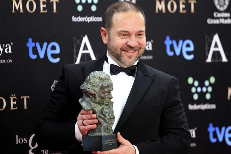 Miguel Ferrari posando con el Goya en la pasada edición de los premios