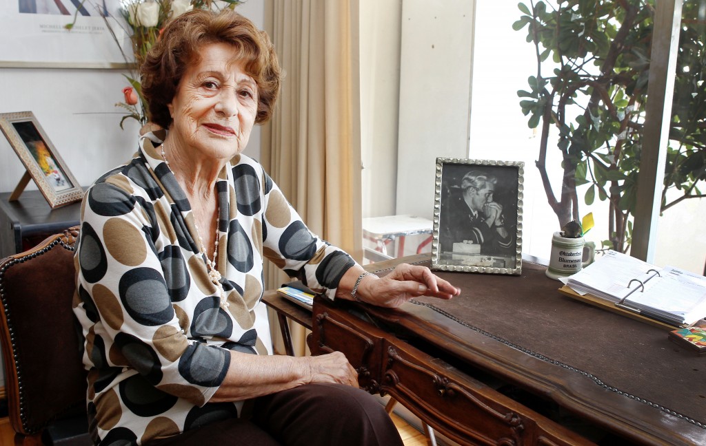 Angela Jería en su casa con la foto de su difunto marido, el general Alberto Bachelet