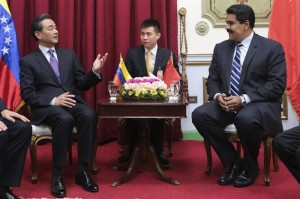 Nicolaás Maduro y el ministro de Relaciones Exteriores de China, Wang Yi.