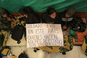 Mujeres de soldados apoyan a sus maridos en huelga de hambre. Foto Martín ALIPAZ (EFE)