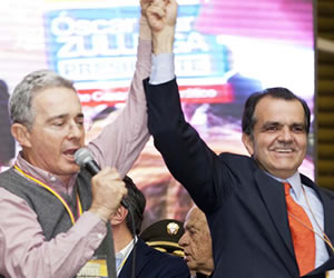 Álvaro Uribe junto a Zuluaga