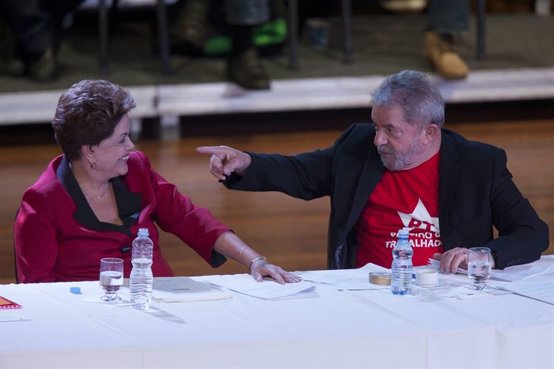 Dilma Rousseff (i), y el exmandatario brasileño Luiz Inácio Lula da Silva en el congreso del PT. Foto: SEBASTIÃO MOREIRA (Efe)