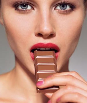 comer-chocolate-mujer