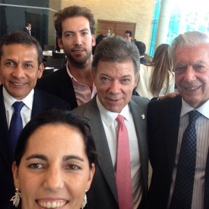 Selfie de Morgana Vargas llosa con Ollanta Humala, Juan Manuel Santos y su padre, Mario vargas llosa 