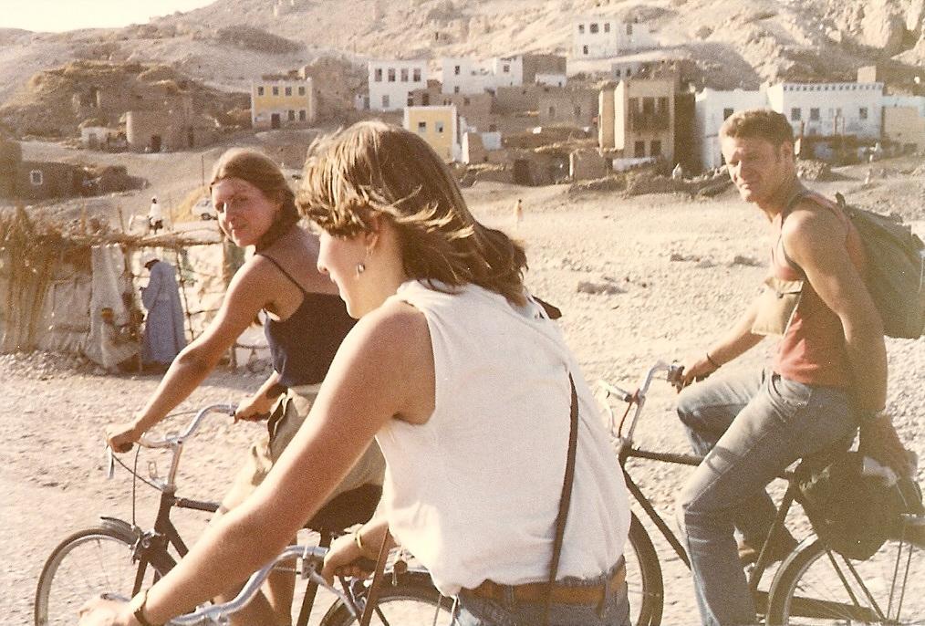 Voluntarios en bicicleta por el kibutz de Melfasim en 1982