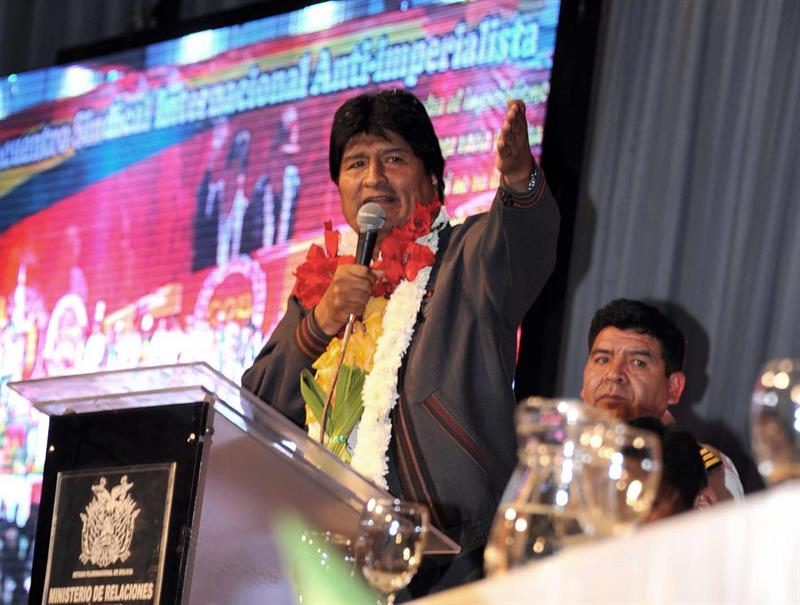 El presidente de Bolivia, Evo Morales, toma la pabra en la ciudad de Cochabamba 