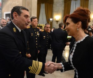 La presidenta de Argentina saluda a los miembros de las FF AA.En un segundo plano el general Milani.