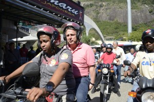 Garotinho en una moto taxi en la favela la Rocinha