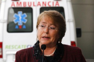 La presidenta chilena, Michelle Bachelet,a su salida de una clínica tras visitar a los heridos. Foto. Sebastián SILVA (Efe) 