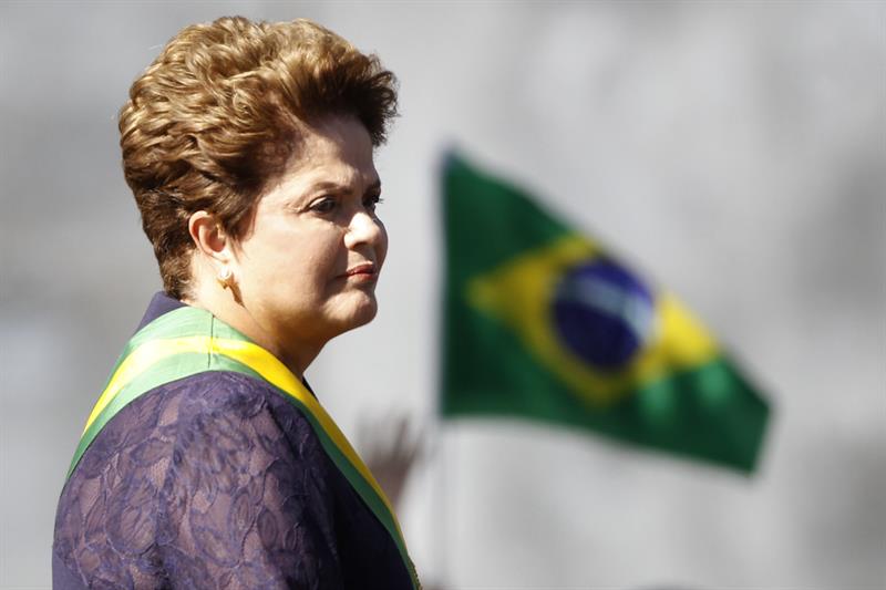 La presidenta brasileña, Dilma Rousseff, durante un desfile militar  en Brasilia