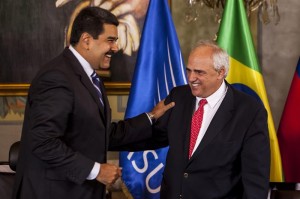 Nicolás Maduro, saluda a Ernesto Samper en Caracas en la asunción de la Secretaría General de Unasur