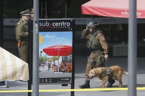 Un policía recorre con un perro adiestrado los alrededores de la estación del metro Escuela Militar . Foto. Mario RUIZ (Efe)