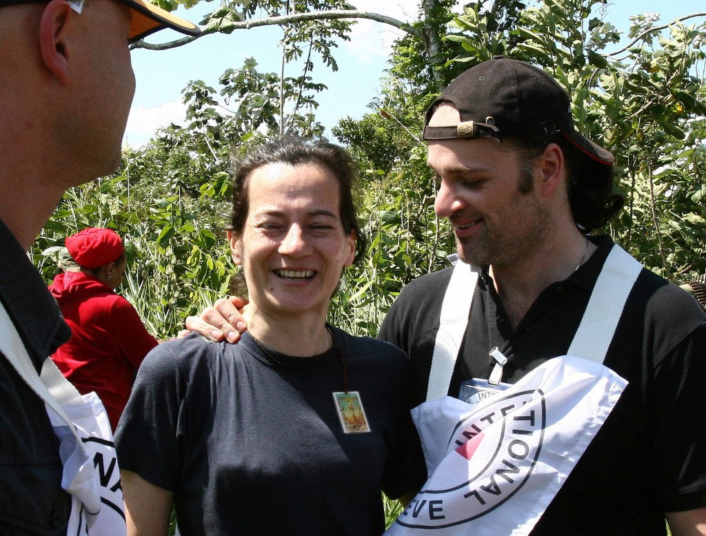 Clara Rojas, en el momento de su liberación, junto a un delegado de la Cruz Roja Internacional en las selvas del Guaviare