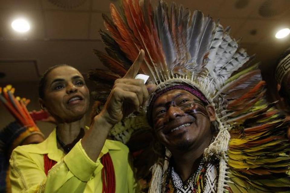 La candidata a la presidencia de Brasil por el Partido Socialista Brasileño  Marina Silva, junto a un líder indígena.  