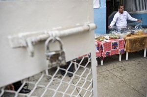 Un recluso prepara platos variados en el Penal Miguel Castro Castro 