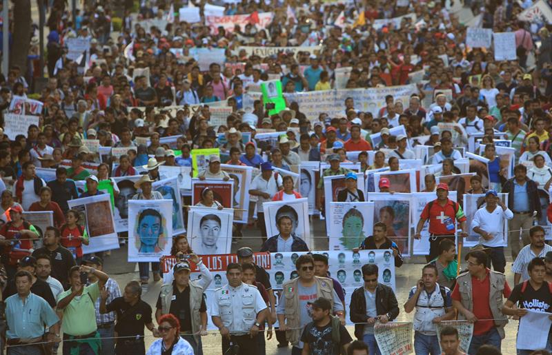  Miles de ciudadanos marchan con las fotografías de los 43 jóvenes desaparecidos en la ciudad de Iguala.Foto. Mario GUZMÁN (Efe) 