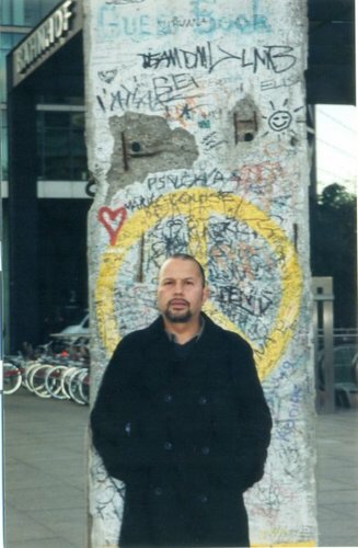 Hugo Coya, con un "resto" del muro de Berlín