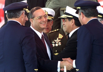 Vladimiro Montesinos (con gafas) durante una ceremonia militar. (Lima, 2009)