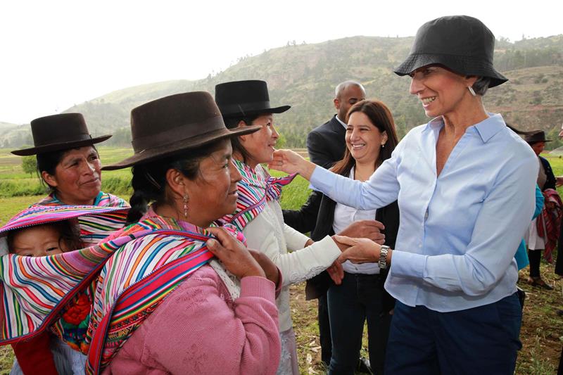 La directora gerente del Fondo Monetario Internacional, Christine Lagarde saluda a mujeres campesinas durante la visita a los programas sociales"Juntos" y "Haku Wiñay" 
