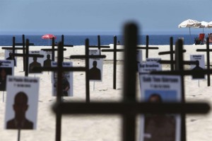 Los cariocas amanecieron con la playa de Copacabana sembrada de cruces por los policías muertos