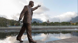 La estatua de Néstor Kirchner en la nueva sede de Unasur. Foto: @Marcelodelpozo