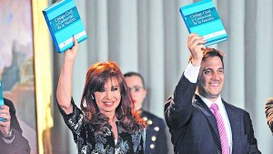  La Presidenta Cristina Kirchner junto al viceministro de Justicia, el camporista Julián Álvarez, en la presentación del nuevo Código Civil y Comercial