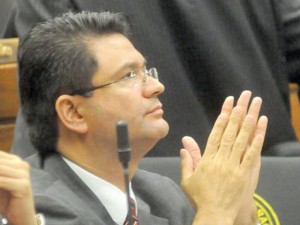 El diputado Ibáñez, acusado de mano larga e inspìrador del traje anticorrupción