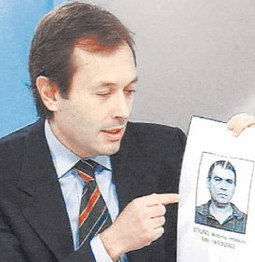 El ex ministro Gustavo Beliz con un retrato de Antonio Stiuso