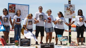 Decenas de familiares y amigos de víctimas de balas perdidas se manifiestan en la playa de Copacabana.
