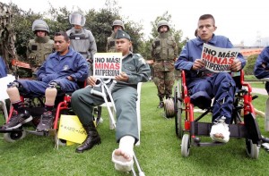 Víctimas de las minas colombianas en una protesta en Bogotá