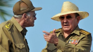 Abelardo Colomé y Raúl Castro