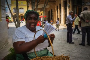 Una mujer cubana vende maní en los alrededores de La Cuevita
