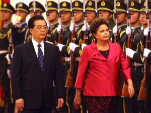 Dilma Roussef pasa revista con el presidente