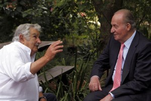 El rey Juan Carlos de Borbón con José Mujica en su chacra