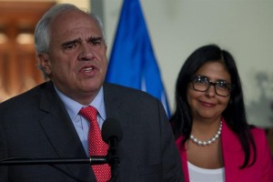 Ernesto Samper y la canciller venezolana Delcy Rodríguez. Fot: Miguel GUTIÉRREZ (Efe)