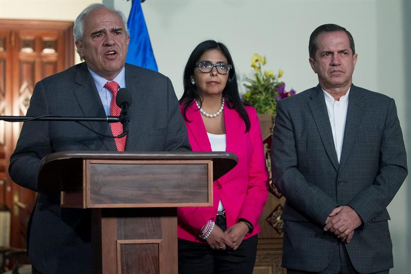 El secretario general de Unasur, Ernesto Samper  junto a la canciller venezolana Delcy Rodriguez y su homologo ecuatoriano Ricardo Patiño. Foto Efe 