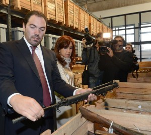 La presidenta de Argentina en el depósito de armas