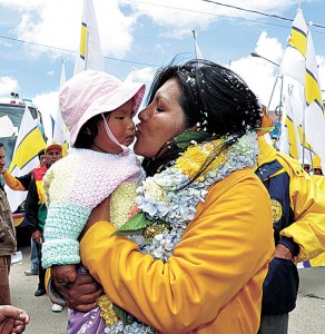 Soledad Chapetón con un bebé durante la campaña