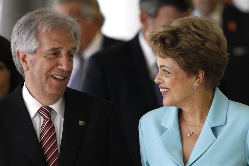 La presidenta brasileña, Dilma Rousseff, saluda a su homólogo uruguayo, Tabaré Vázquez.Foto.Fernando Bizerra Jr/(Efe