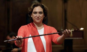 Ada Colau con el bastón de alcaldesa de Barcelona