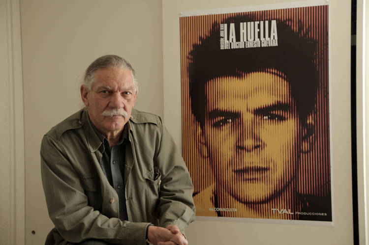 Jorge Denti posa junto a un cartel del documental "La huella"