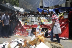 Maestros en huelga saquean varias mesas de votación para posteriormente quemar las urnas y los votos en el centro histórico de Oaxaca. Foto. Efe