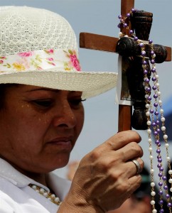 Papa cruzPAPA FRANCISCO VISITA GUAYAQUIL  GYE24. GUAYAQUIL (ECUADOR), 06/07/2015.- Feligreses esperan la bendición del Papa Francisco luego de una eucaristía hoy, lunes 6 de julio de 2015, en el Parque Samanes de Guayaquil (Ecuador). El papa afirmó hoy que María no es una "suegra" que nos vigila para alegrarse con "nuestras impericias o errores", en un momento de la homilía de la misa que dedicó a la familia. EFE/Leonardo Muñoz